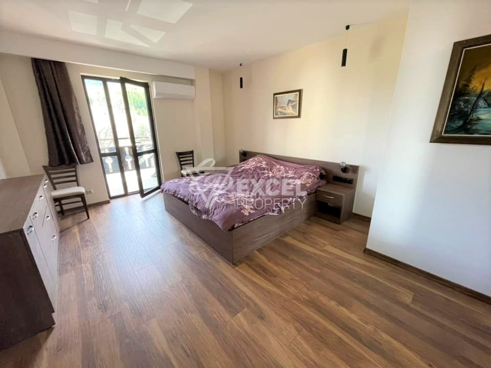 Просторен, обзаведен двустаен апартамент с климатици под наем в Банско