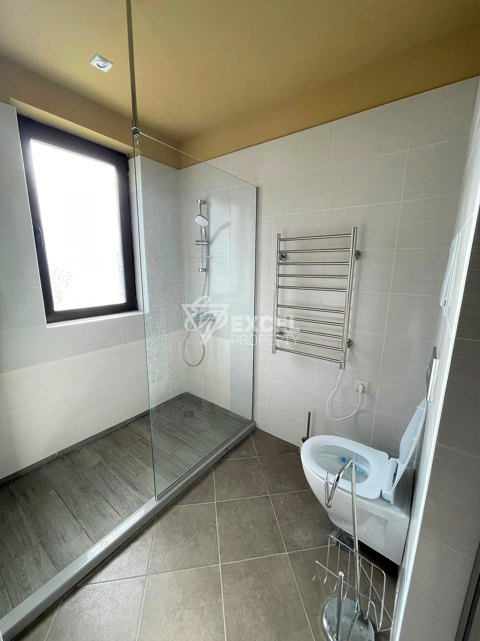 Просторен, обзаведен двустаен апартамент с климатици под наем в Банско