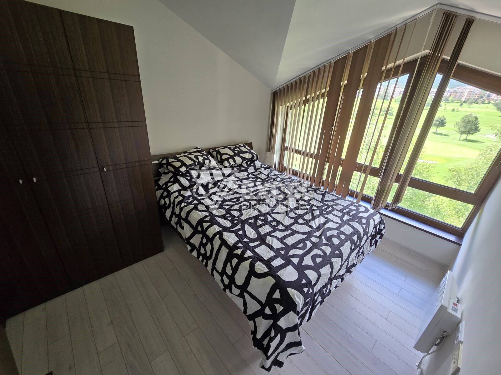 Изключителен мезонет с три спални и великолепна панорамна гледка към върховете на Пирин