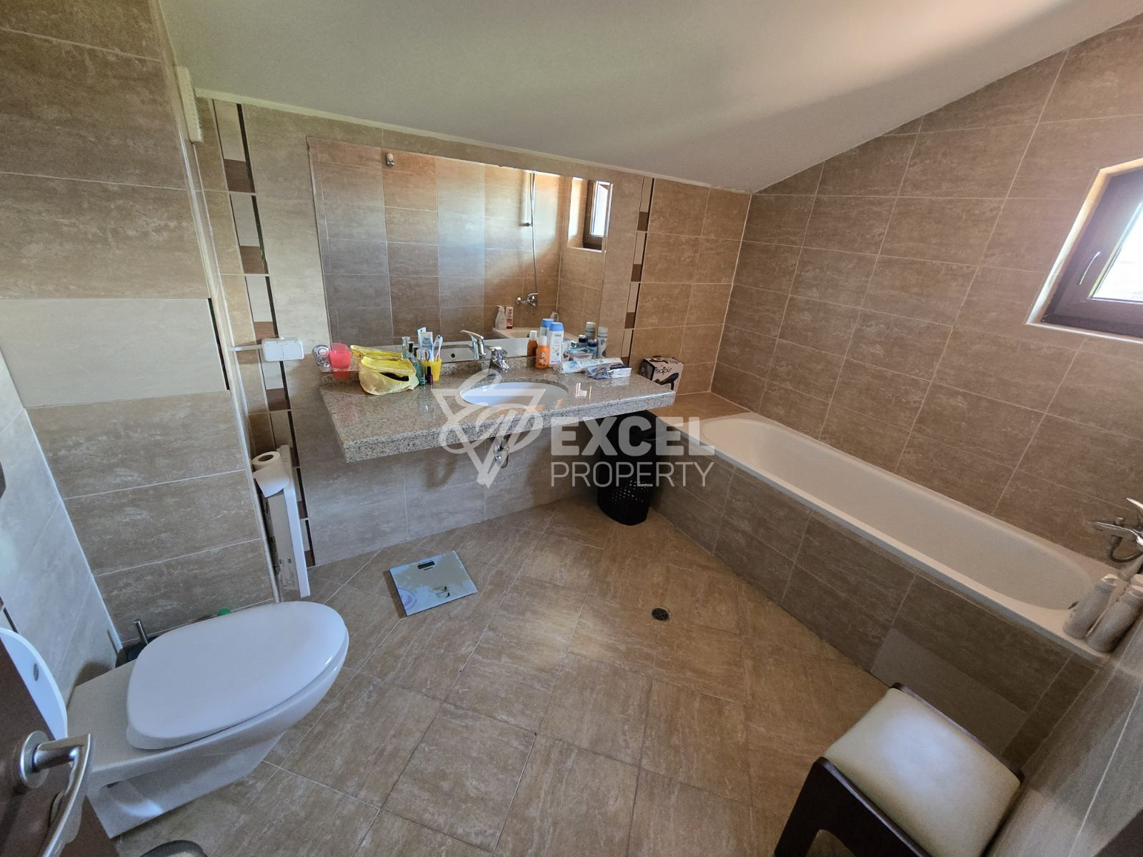 Изключителен мезонет с три спални и великолепна панорамна гледка към върховете на Пирин