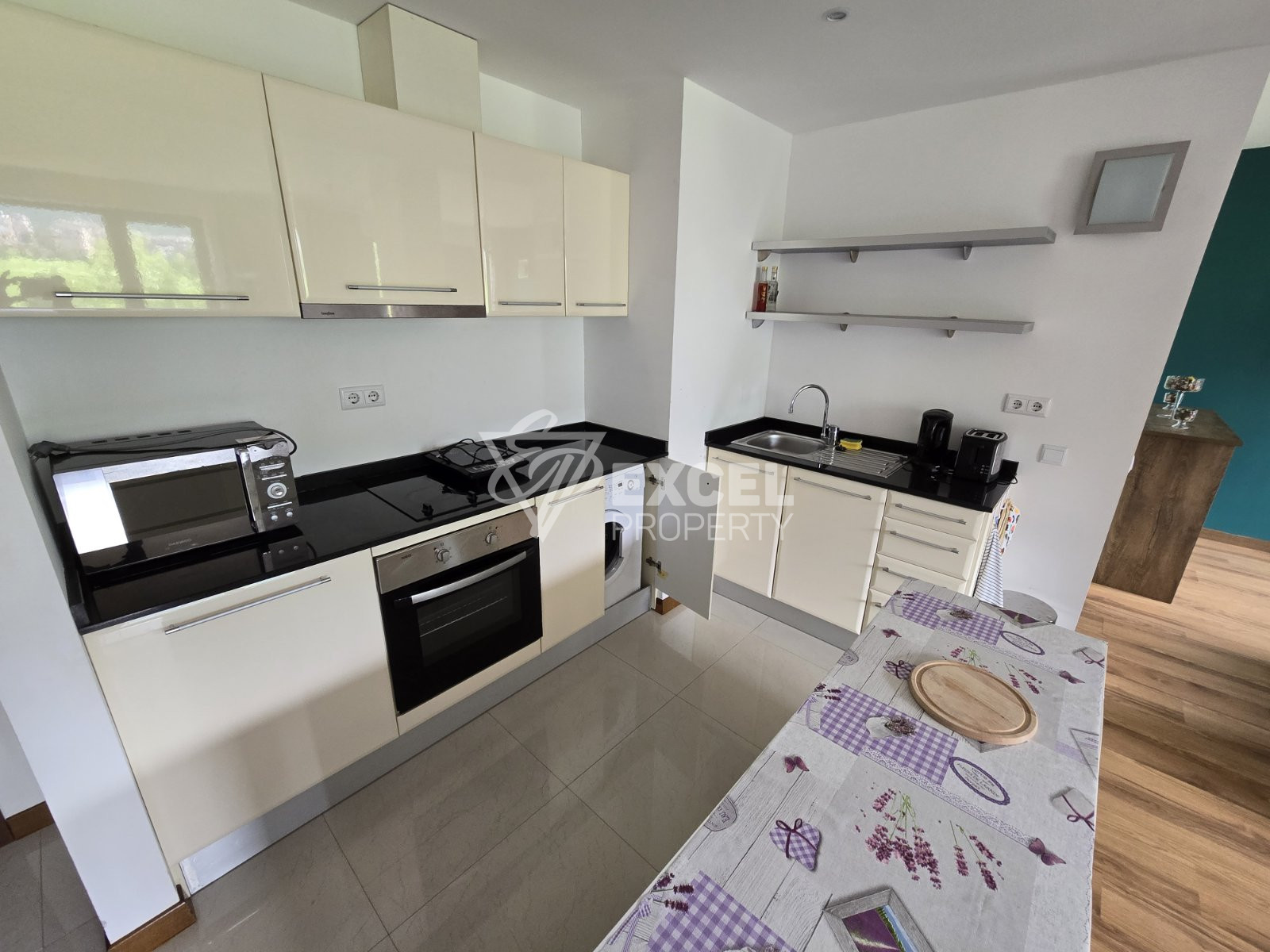 Изключителен мезонет с три спални и великолепна панорамна гледка към върховете на Пирин