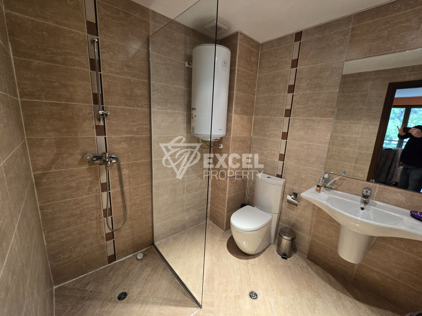 Южен тристаен апартамент с ново обзавеждане и зашеметяваща гледка към Пирин планина