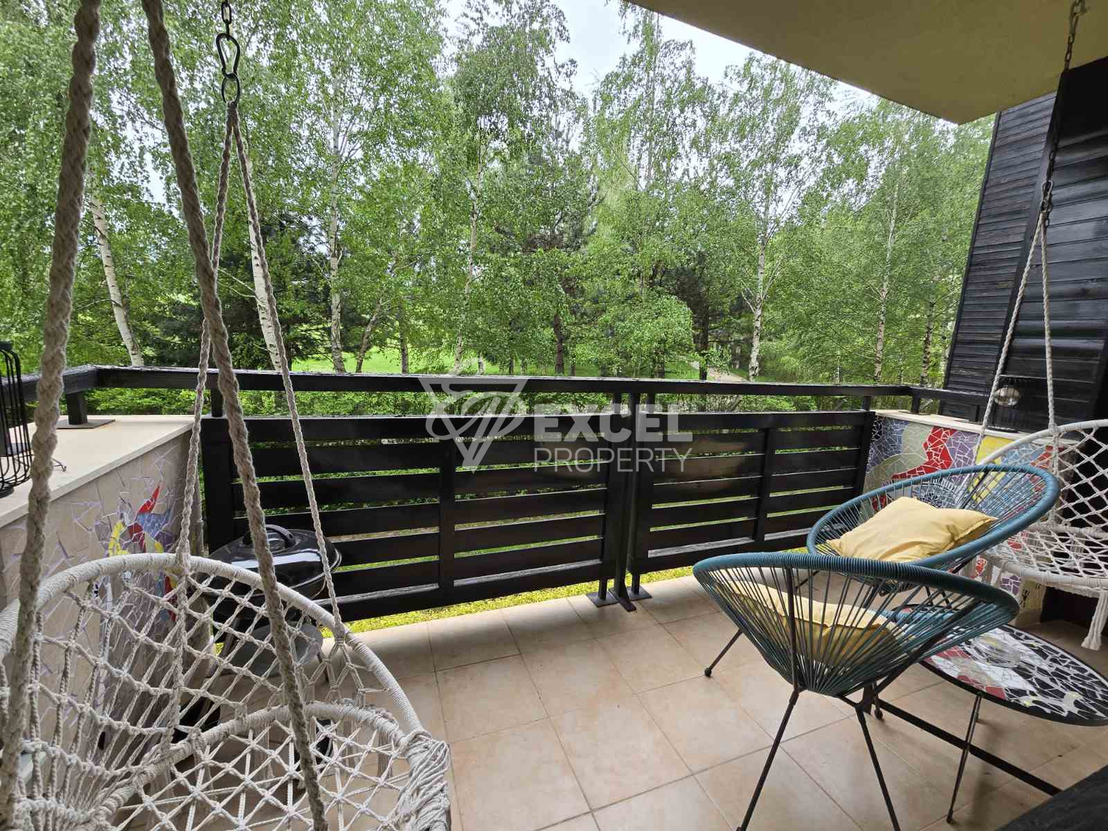 Южен тристаен апартамент с ново обзавеждане и зашеметяваща гледка към Пирин планина