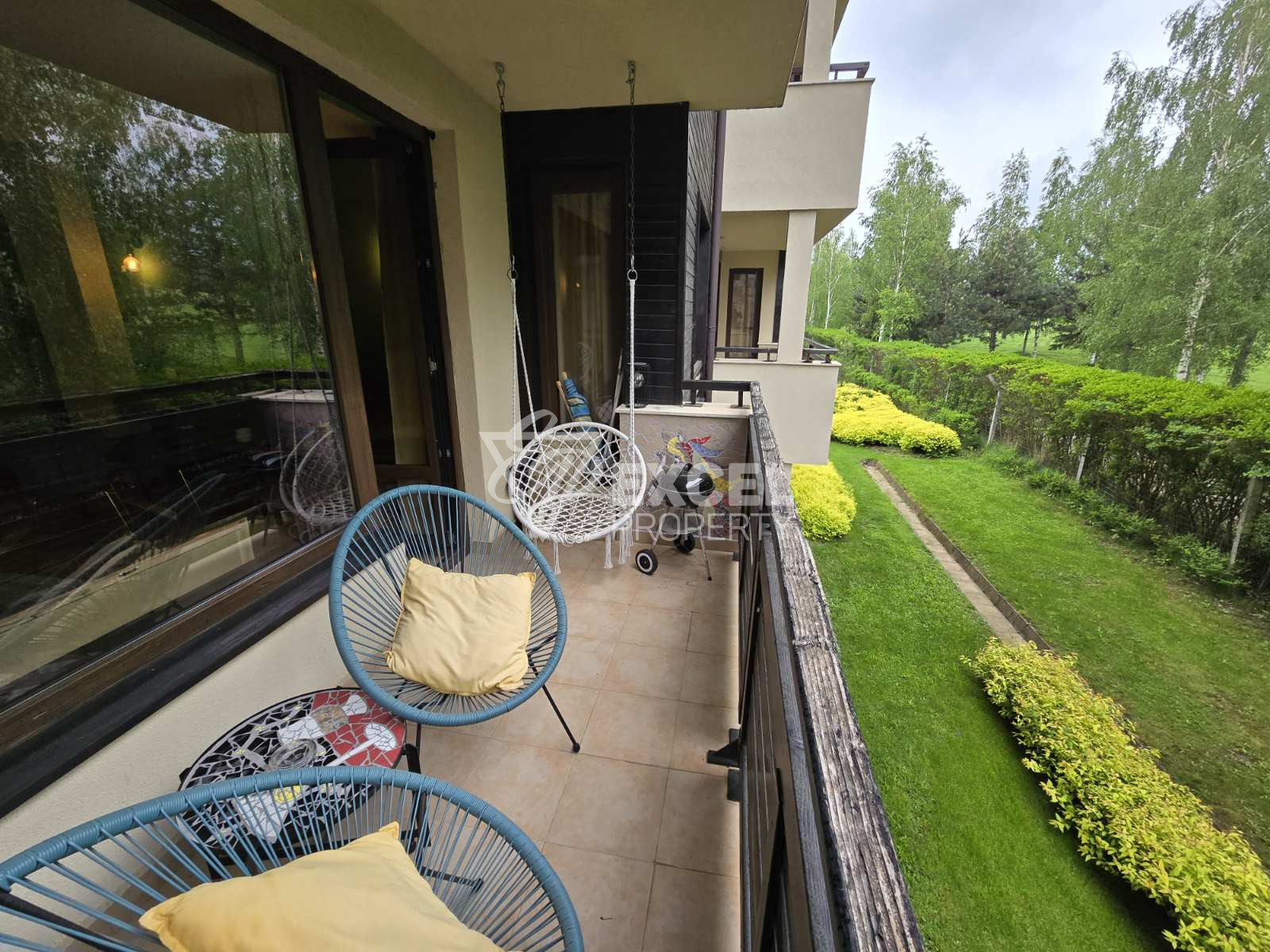 Южен тристаен апартамент с ново обзавеждане и зашеметяваща гледка към Пирин планина