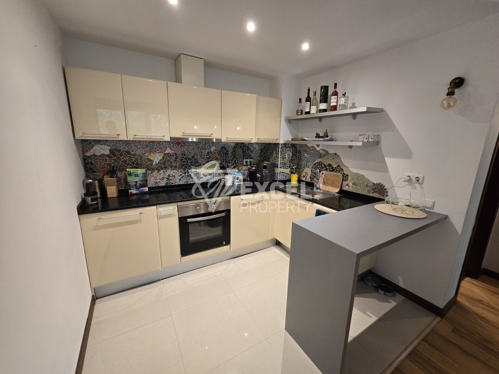 Южен тристаен апартамент с ново обзавеждане и зашеметяваща гледка към Пирин планина