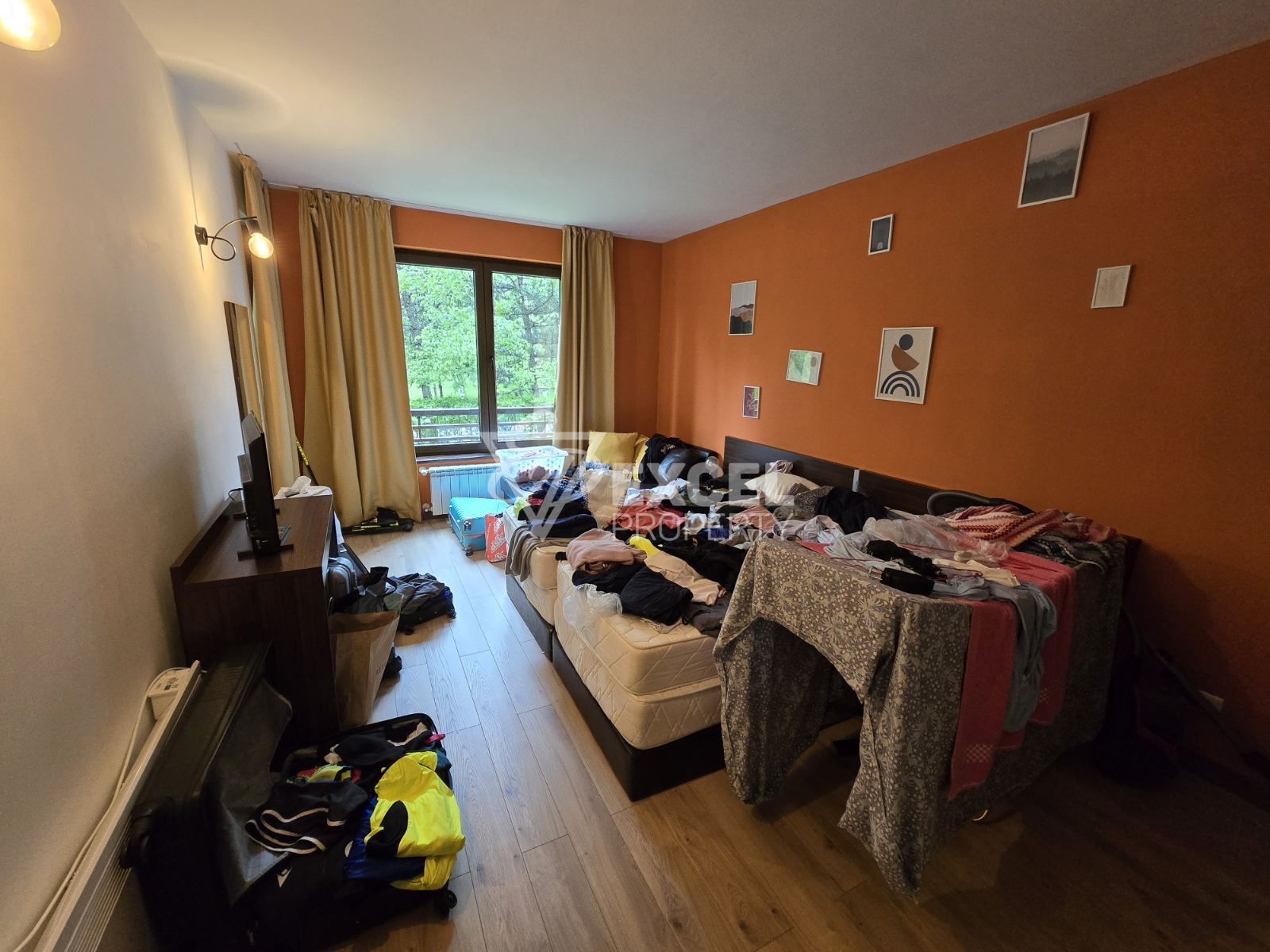 Южен тристаен апартамент с ново обзавеждане и зашеметяваща гледка към Пирин планина