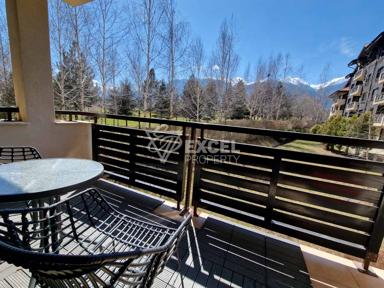 Просторен двустаен апартамент за продажба с изглед към Пирин планина и голф игрище