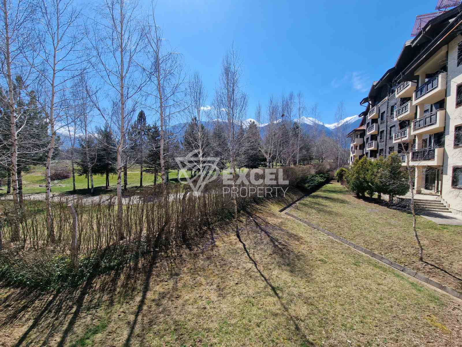 Просторен двустаен апартамент за продажба с изглед към Пирин планина и голф игрище