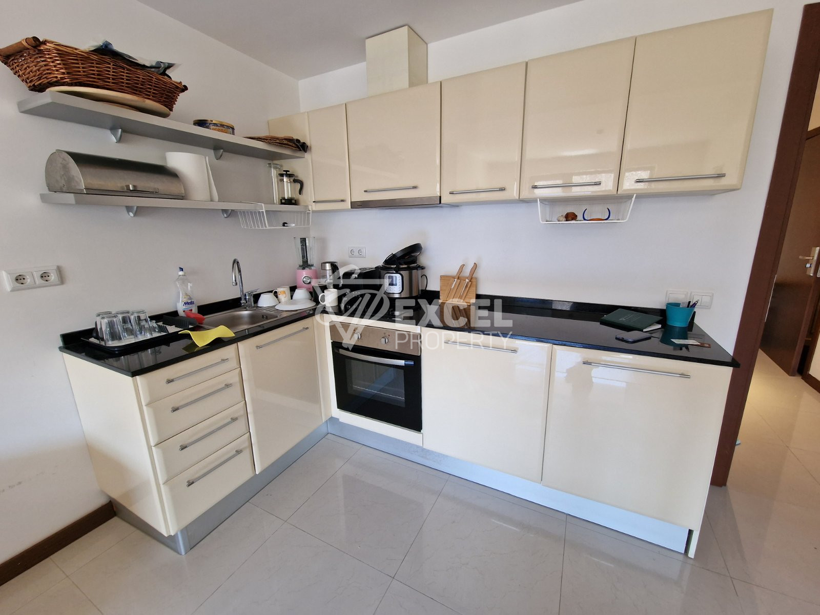 Просторен двустаен апартамент за продажба с изглед към Пирин планина и голф игрище