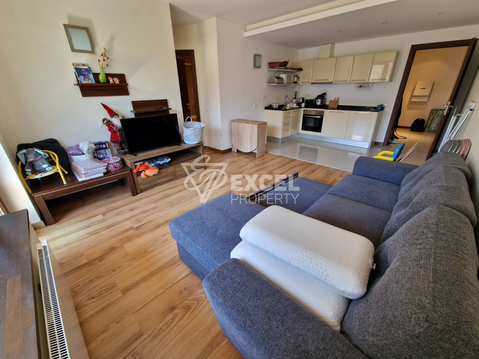 Просторен двустаен апартамент за продажба с изглед към Пирин планина и голф игрище