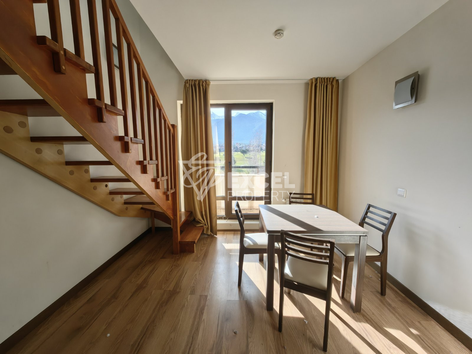 Изключително предложение за продажба: Елегантен южен мезонет с панорамна гледка към Пирин планина