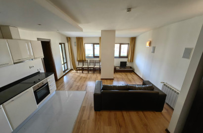 Просторен мезонет със собствен вход на партерно ниво