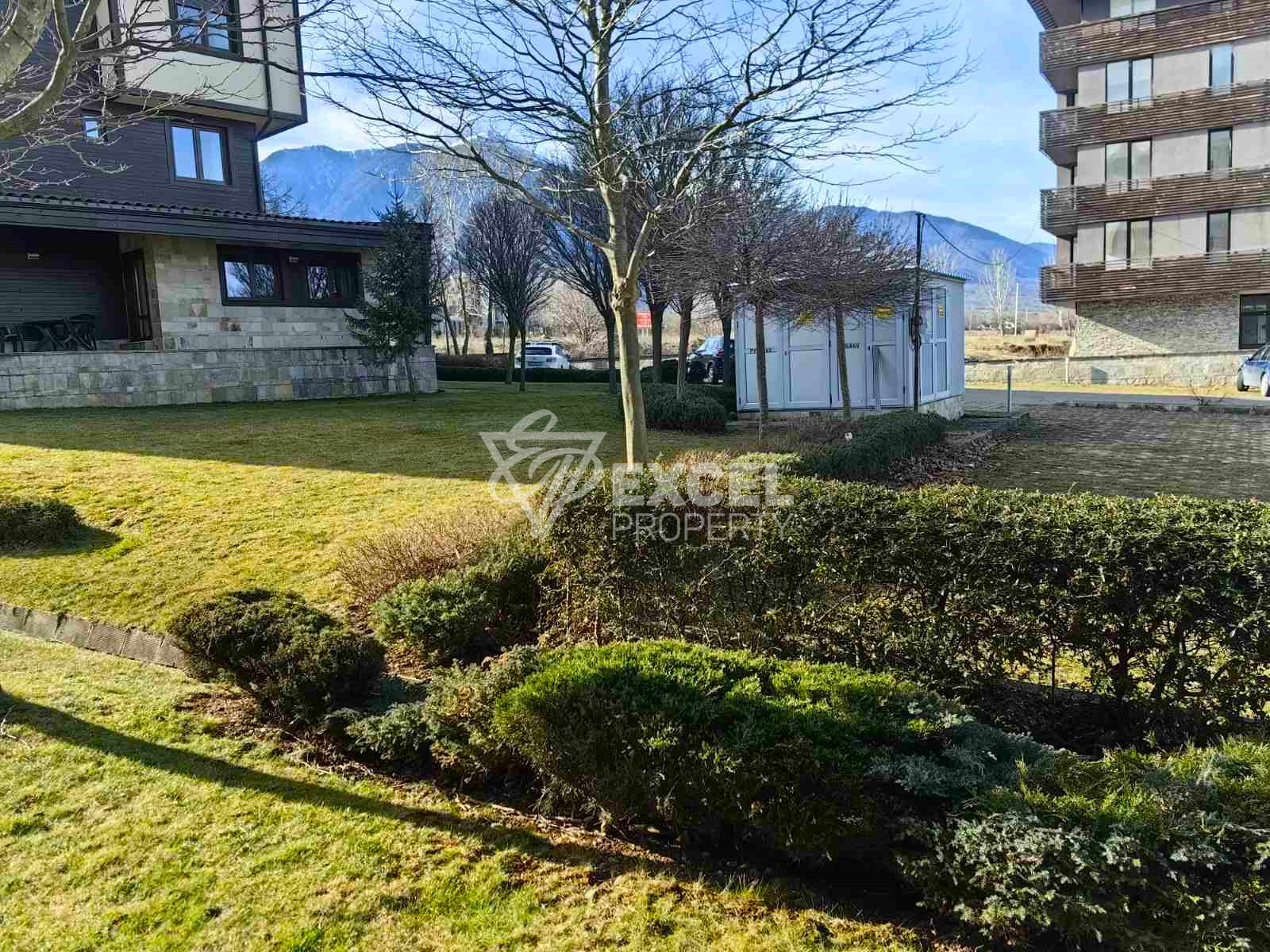 Просторен мезонет със собствен вход на партерно ниво