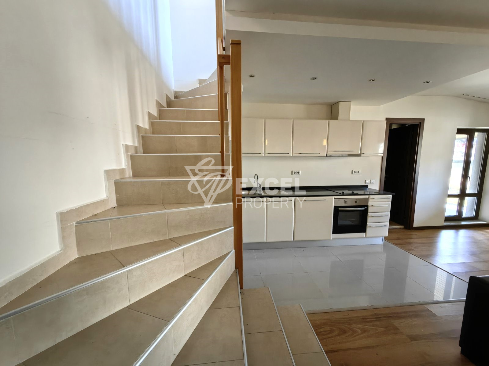 Просторен мезонет със собствен вход на партерно ниво