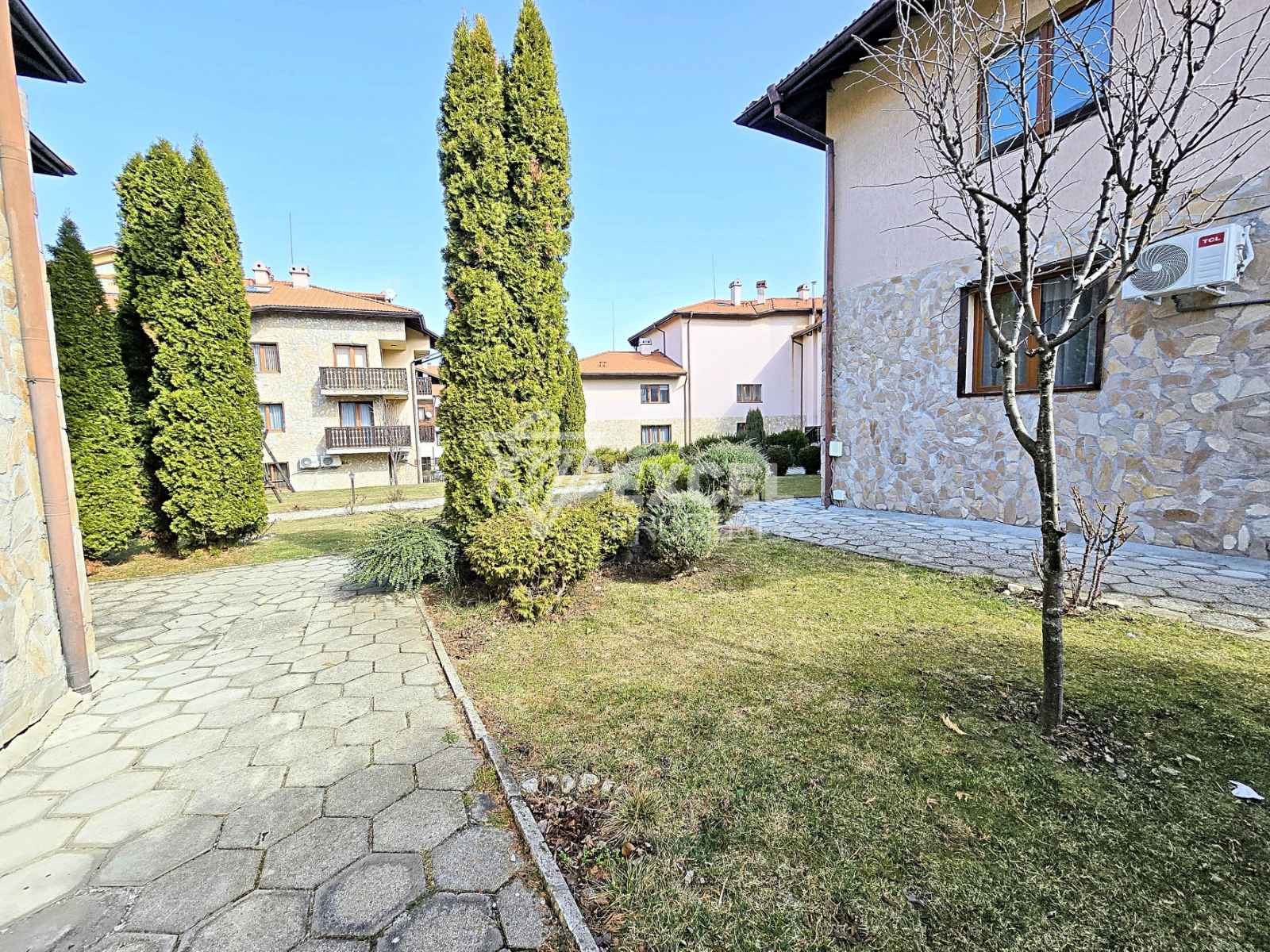 Двустаен апартамент на 300м от Гондолата с ниска такса поддръжка!