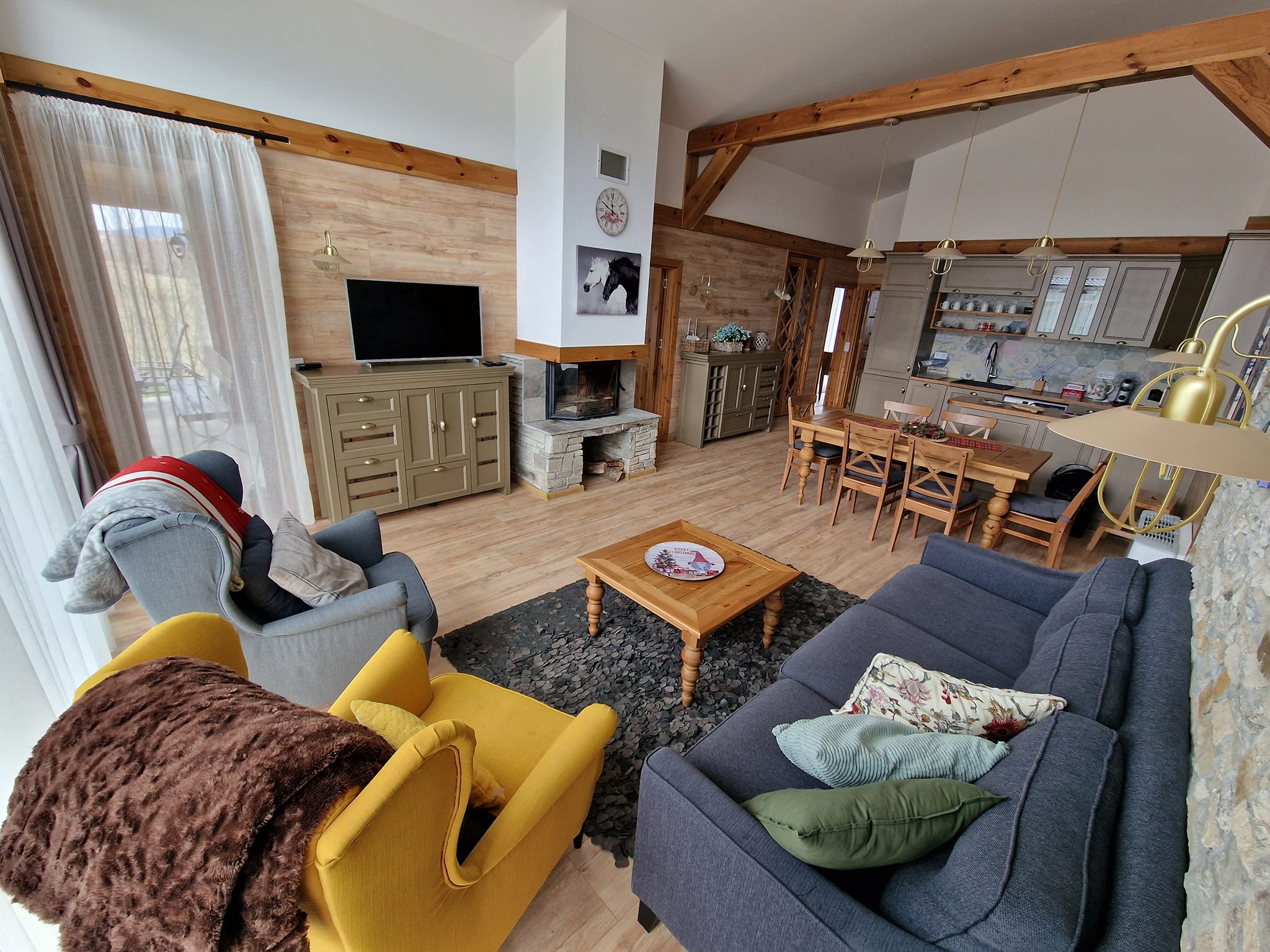 Алпийска къща с три спални и двор за продажба до Пирин голф, Разлог