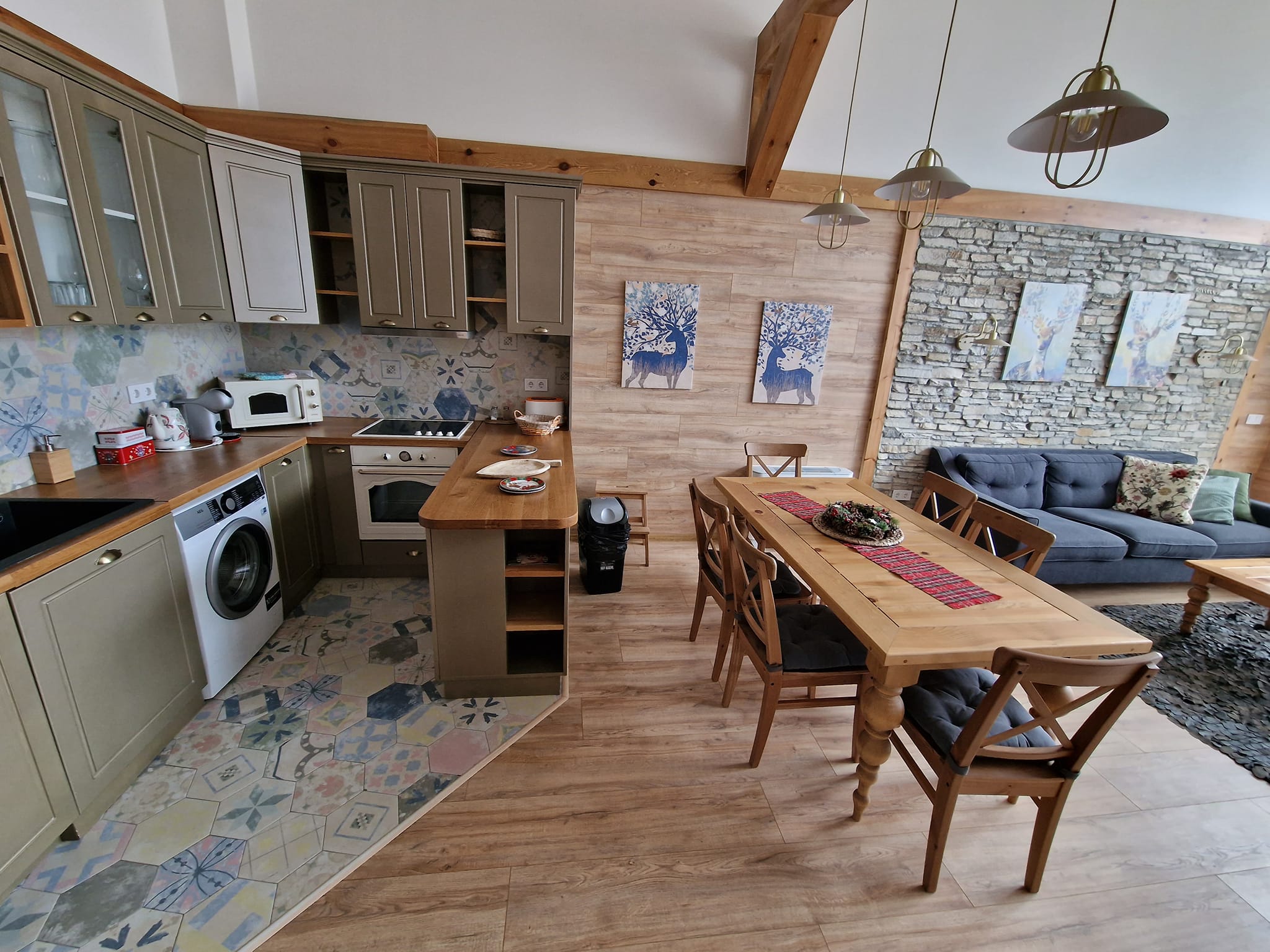 Алпийска къща с три спални и двор за продажба до Пирин голф, Разлог