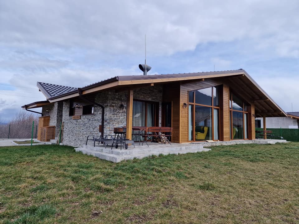 Алпийска къща с три спални и двор за продажба до Пирин голф, Разлог