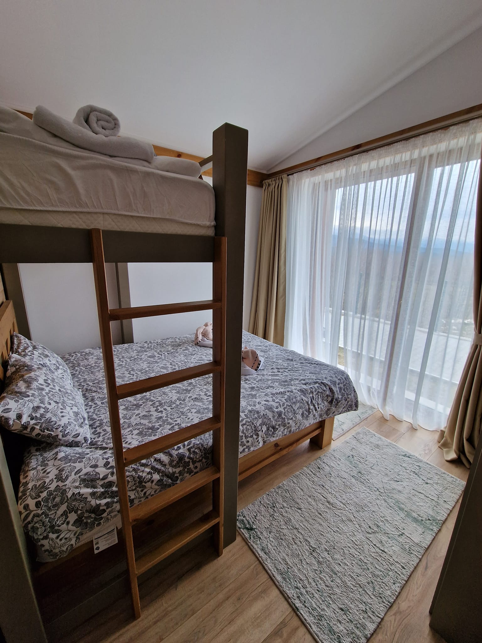 Алпийска къща с три спални и двор за продажба до Пирин голф, Разлог