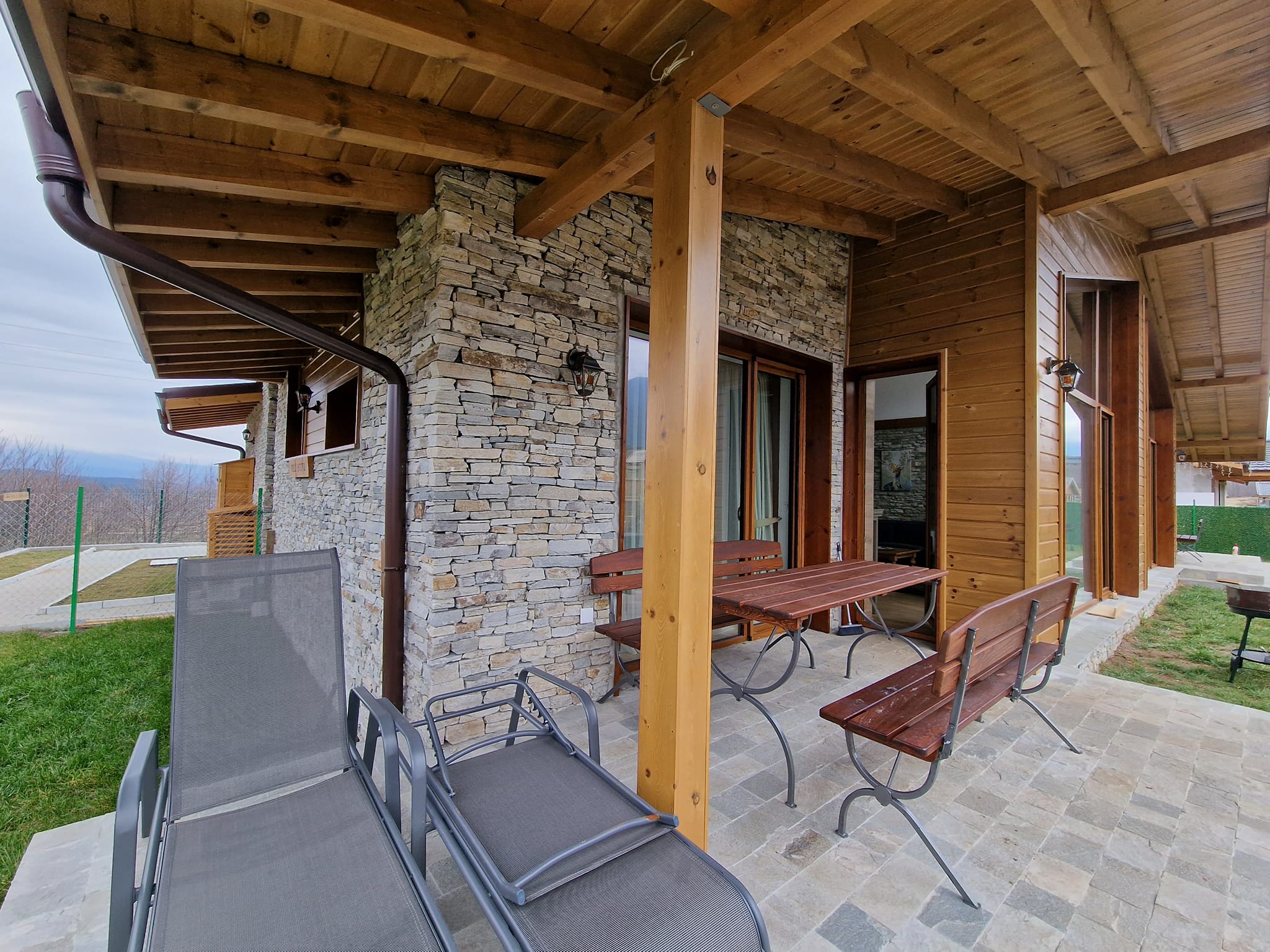 Алпийска къща с три спални и двор за продажба до Пирин голф, Разлог