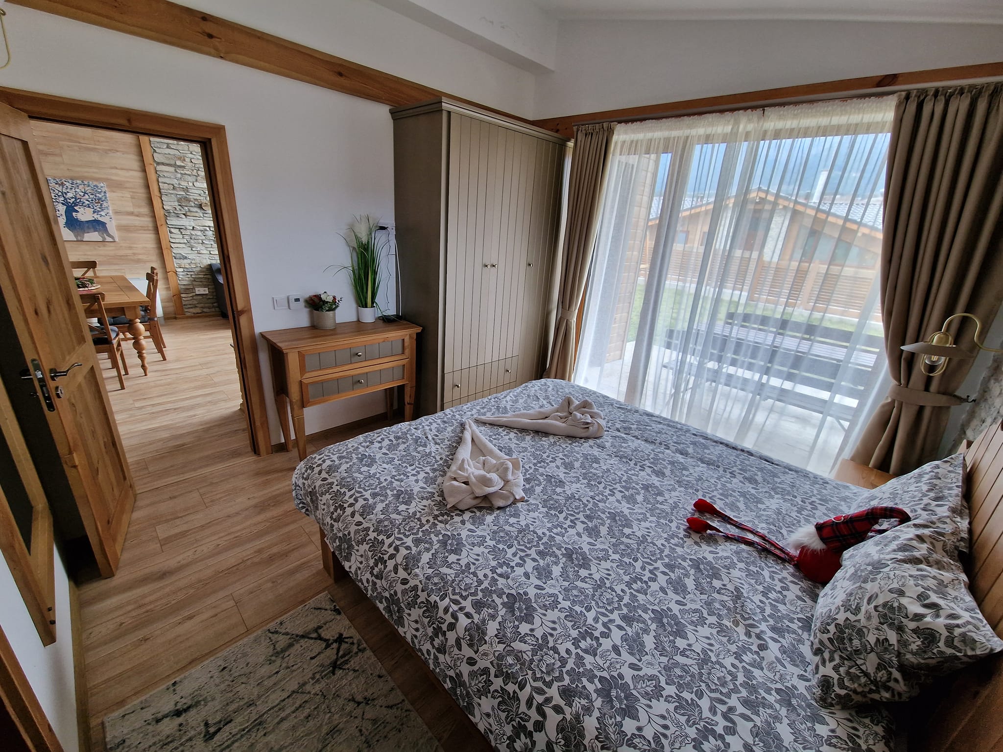 Алпийска къща с три спални и двор за продажба до Пирин голф, Разлог