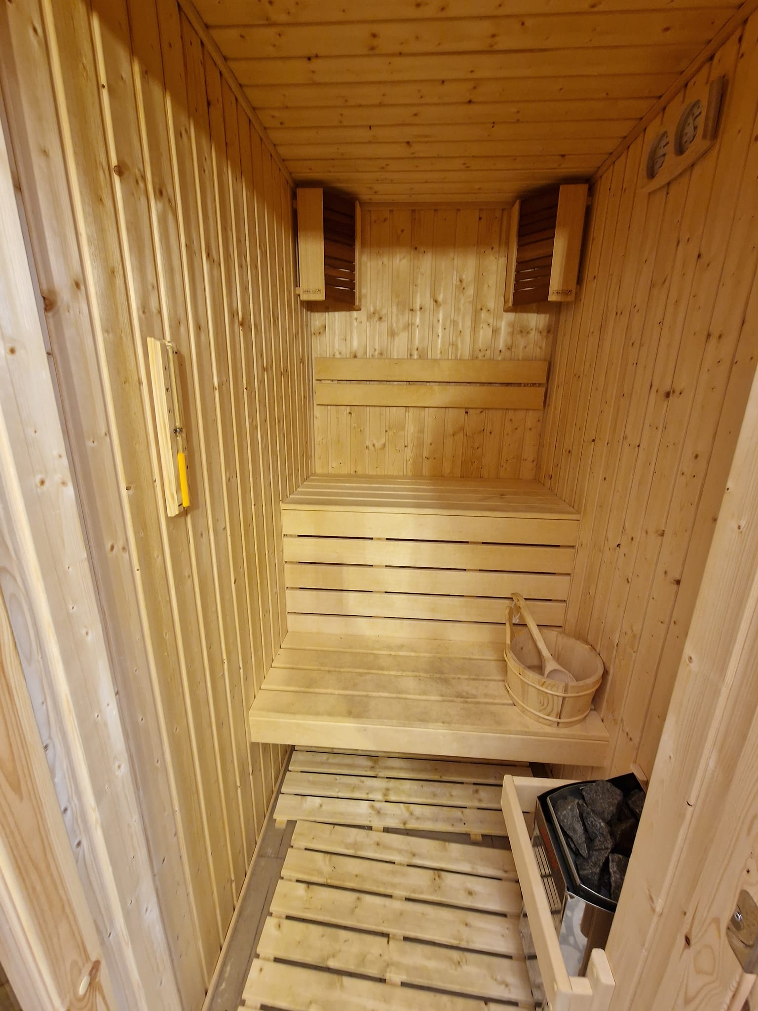 Алпийска къща с три спални и двор за продажба до Пирин голф, Разлог