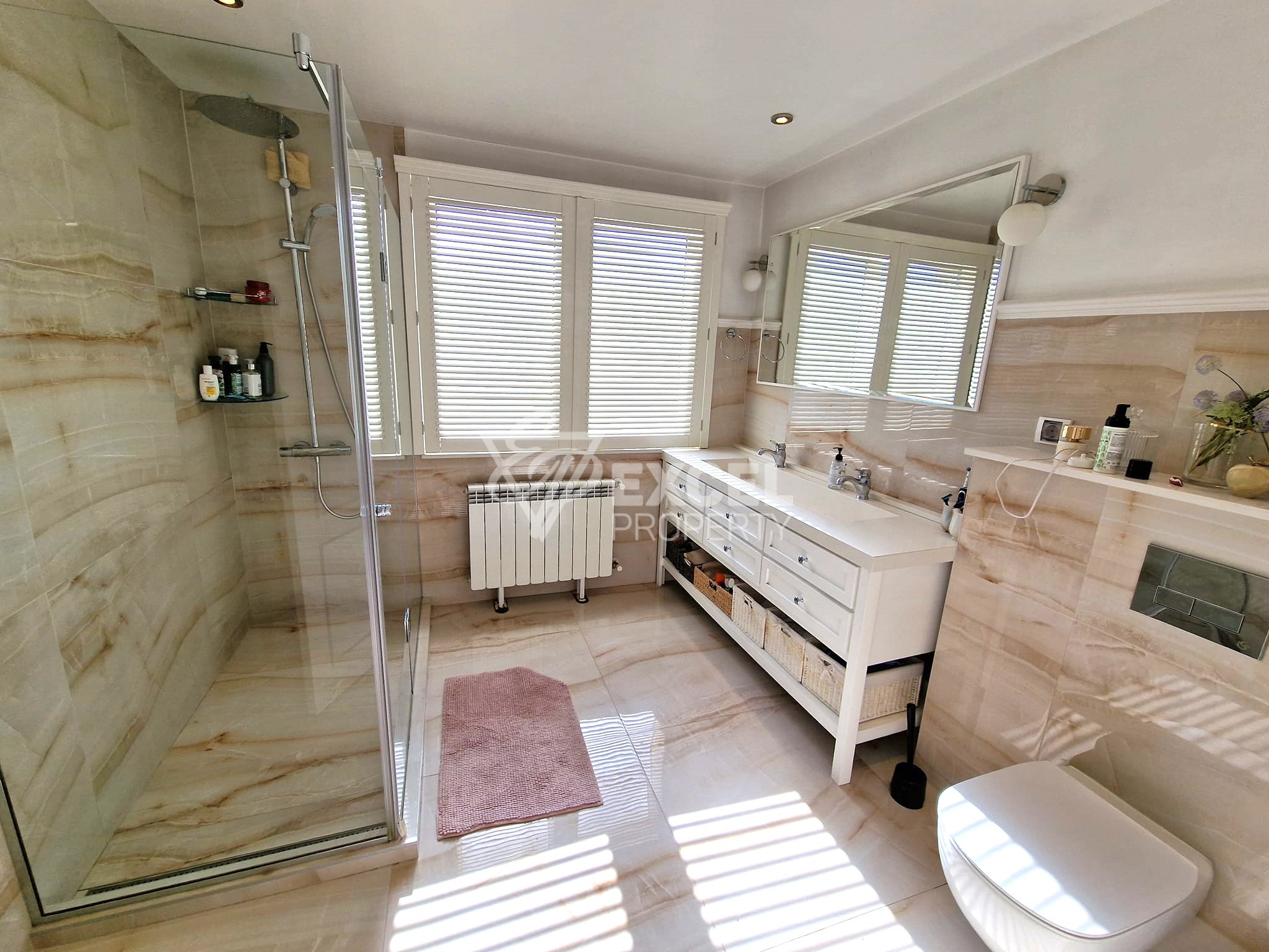 Ексклузивен апартамент с три спални и гараж за продажба в София на границата между Дианабад  и Студентски град