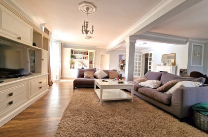 Ексклузивен апартамент с три спални и гараж за продажба в София на границата между Дианабад  и Студентски град