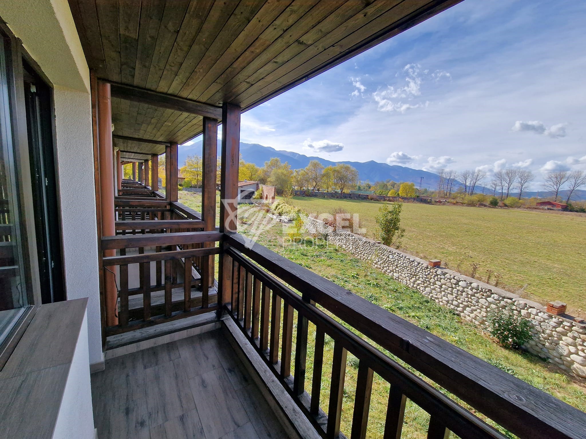 Студио с красива гледка към Пирин за продажба между Банско и Баня! Ниска такса поддръжка!