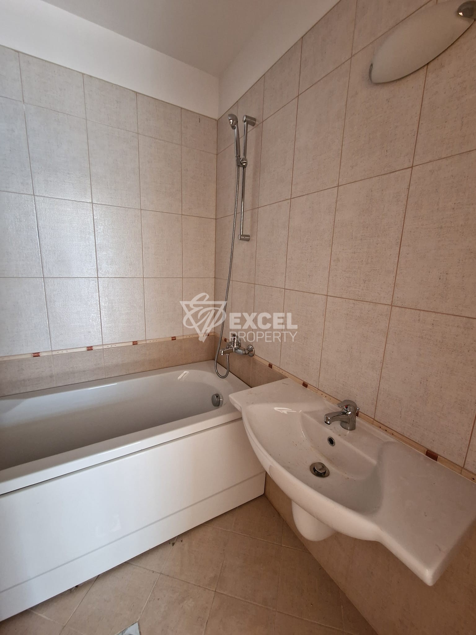 Полуобзаведен двустаен апартамент в затворен комплекс с басейн, район Разлог