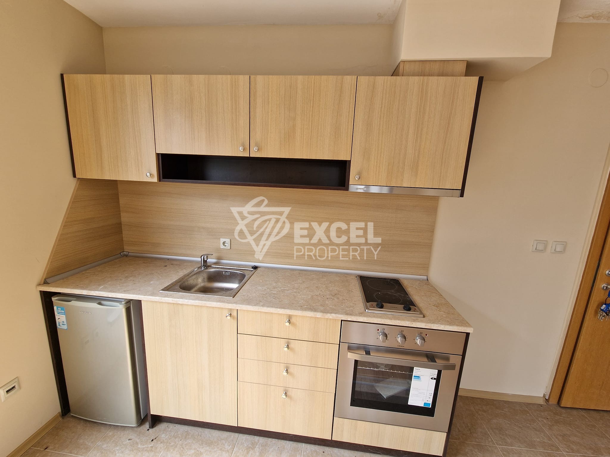 Полуобзаведен двустаен апартамент в затворен комплекс с басейн, район Разлог