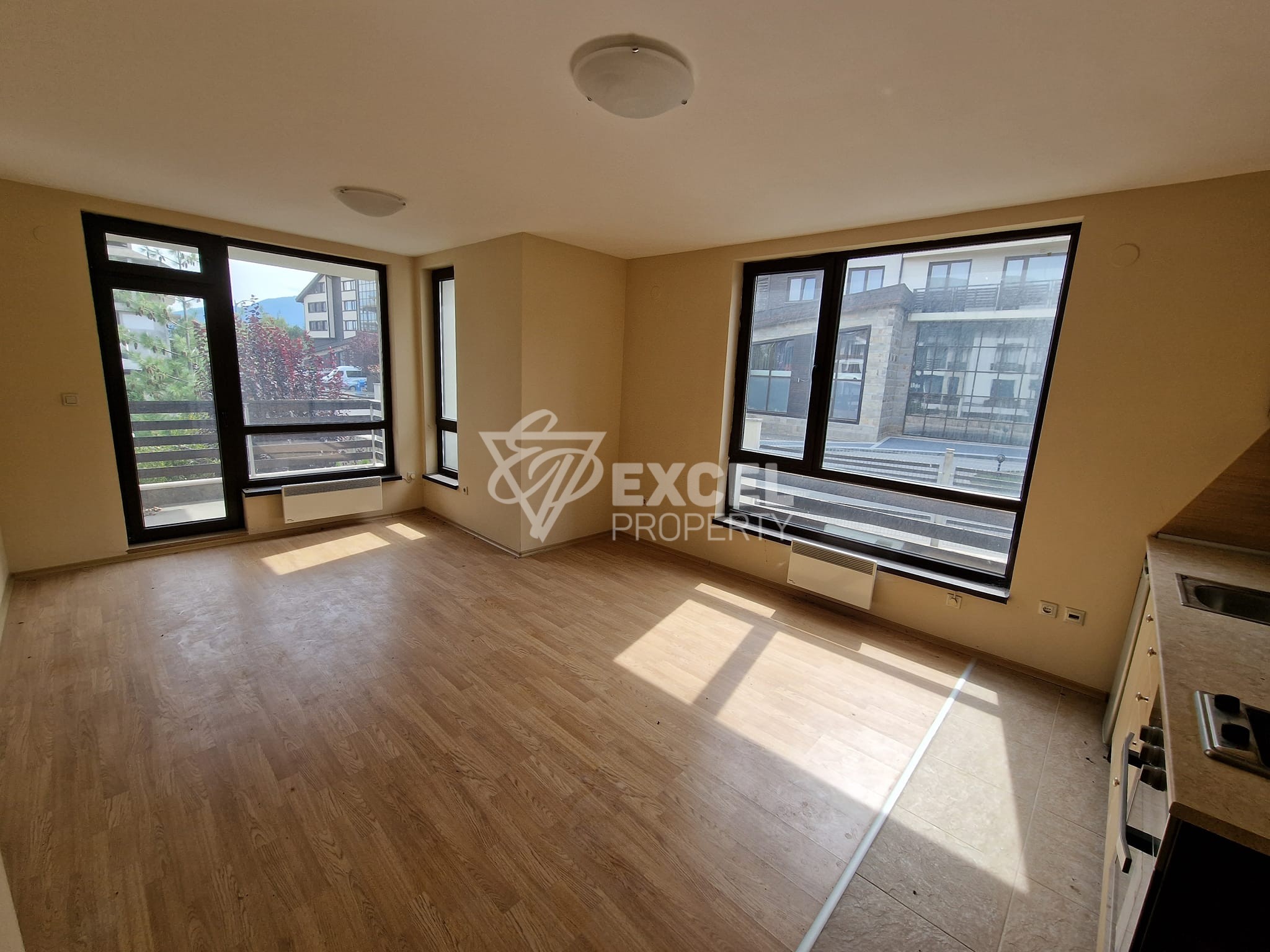 Полуобзаведен двустаен апартамент в затворен комплекс с басейн, район Разлог