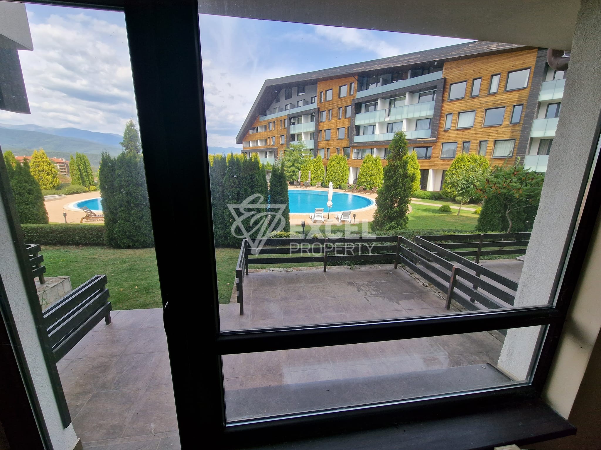 Прекрасно студио на партерен етаж с гледка към басейн до Пирин голф