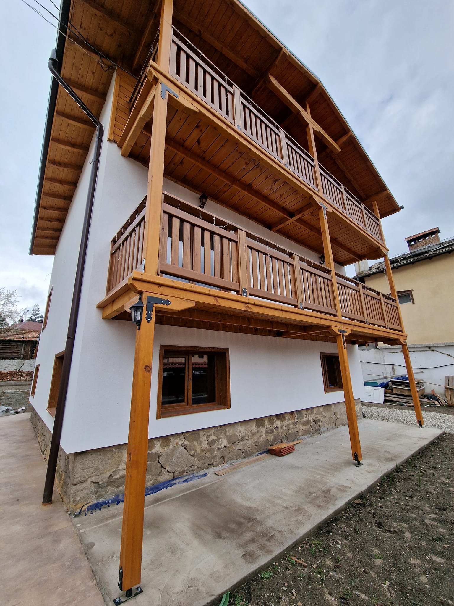 Реновирана триетажна къща с голям двор за продажба в село Баня, район Банско