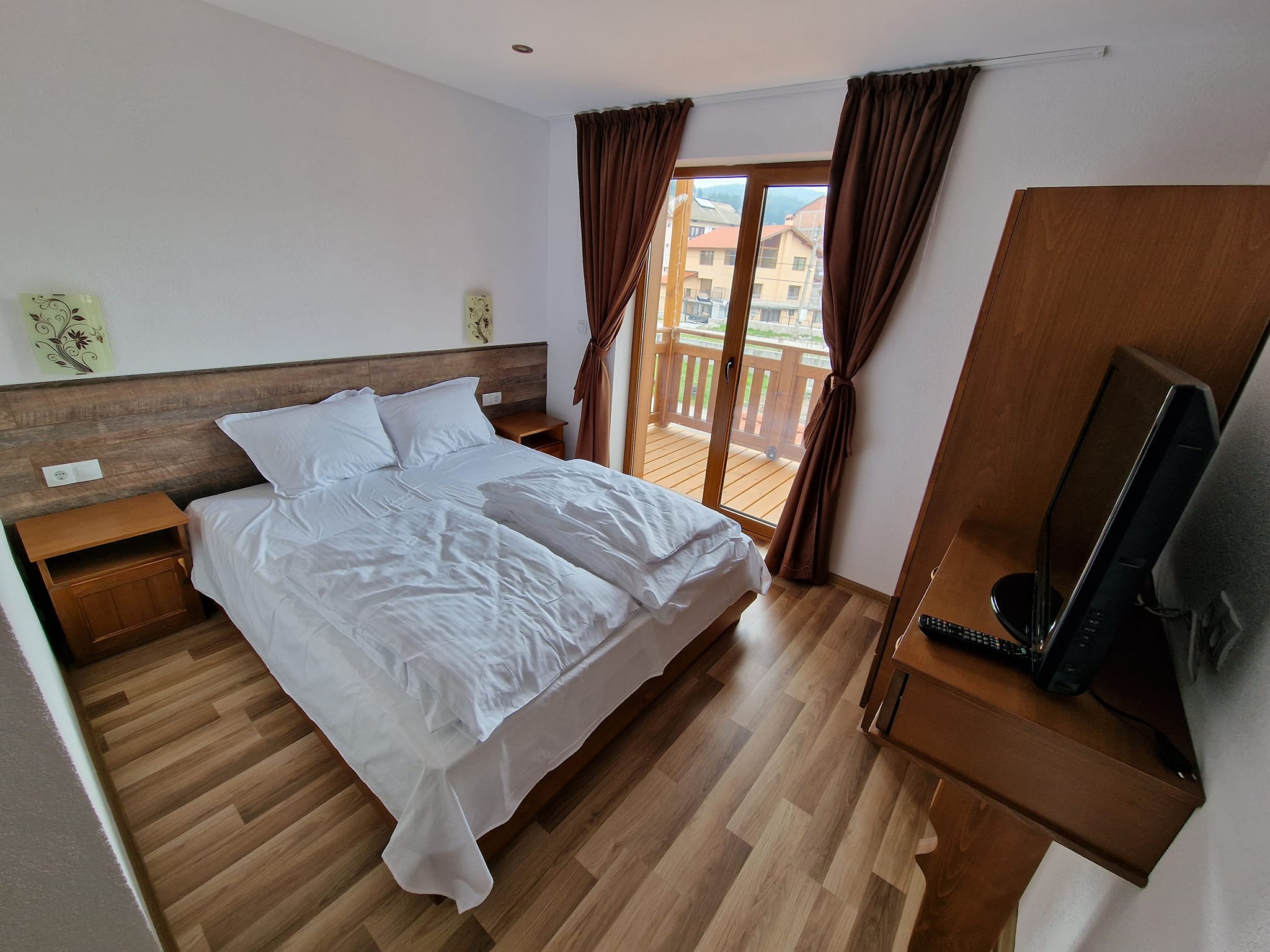 Реновирана триетажна къща с голям двор за продажба в село Баня, район Банско