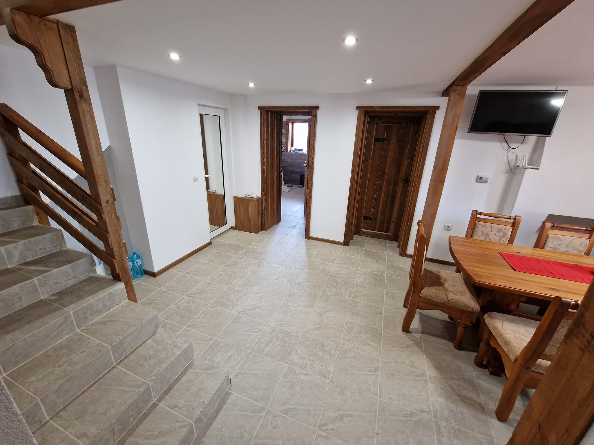 Реновирана триетажна къща с голям двор за продажба в село Баня, район Банско