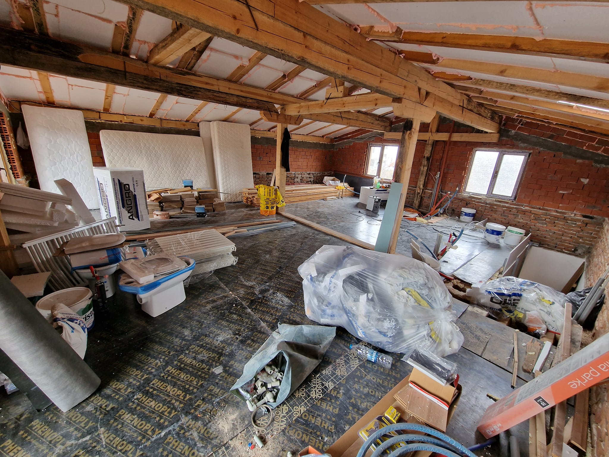 Реновирана триетажна къща с голям двор за продажба в село Баня, район Банско