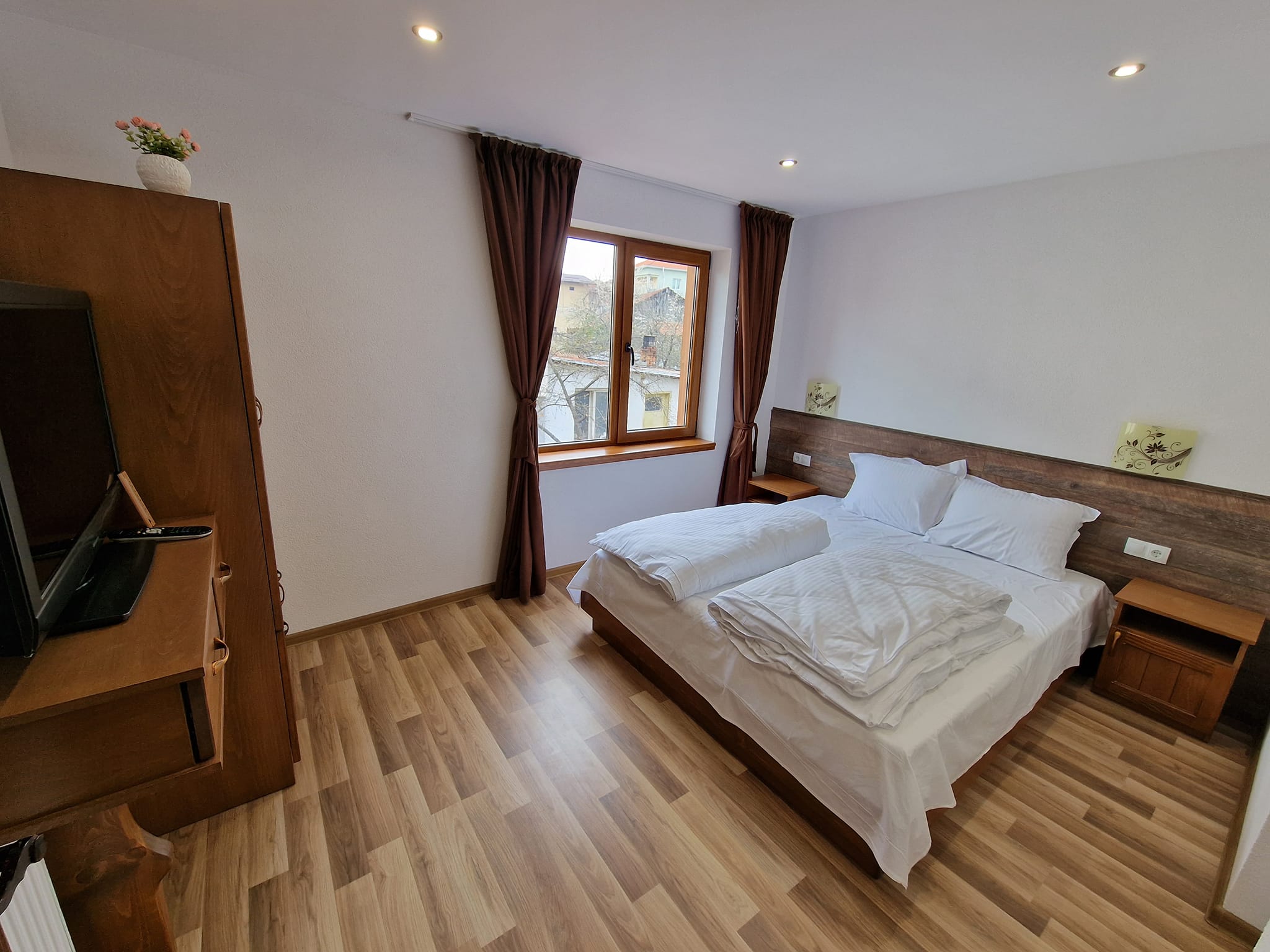 Реновирана триетажна къща с голям двор за продажба в село Баня, район Банско