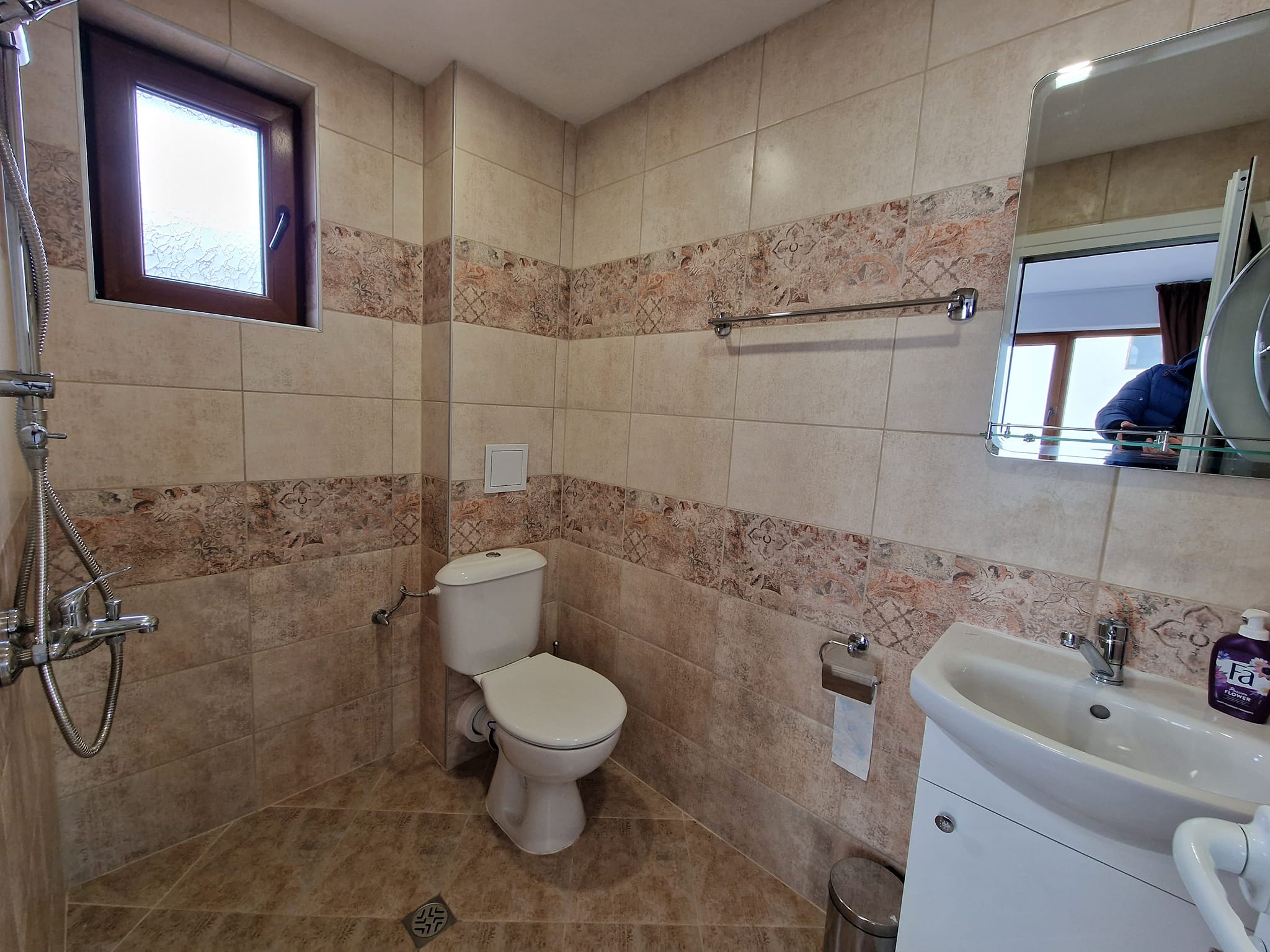 Реновирана триетажна къща с голям двор за продажба в село Баня, район Банско