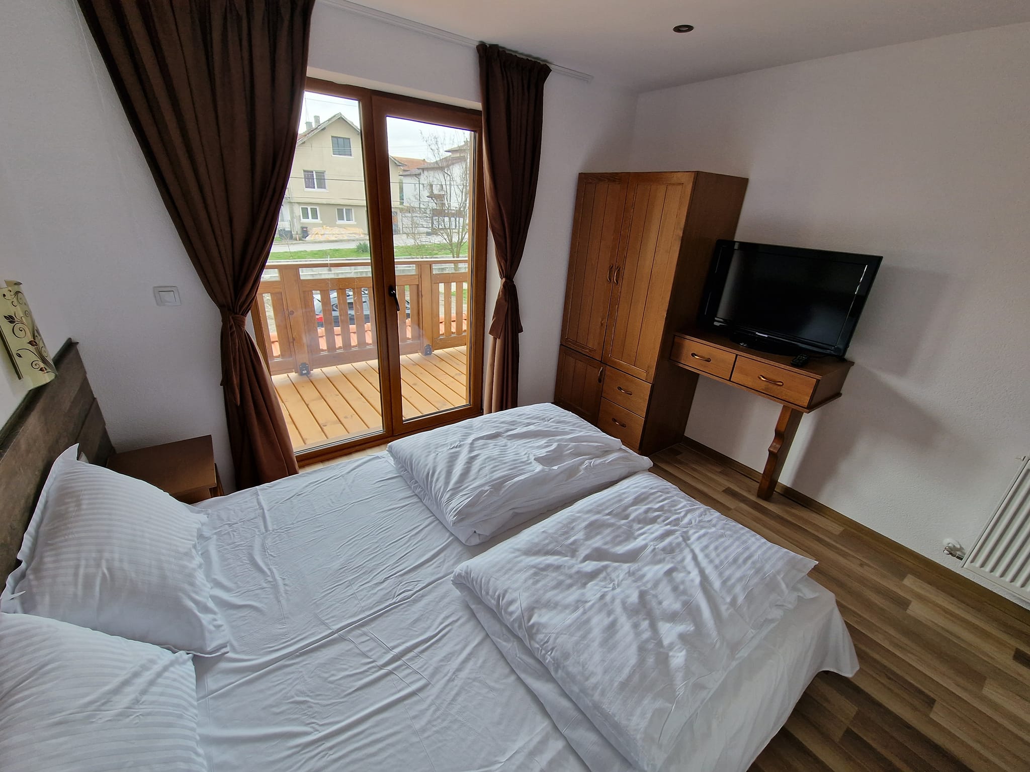 Реновирана триетажна къща с голям двор за продажба в село Баня, район Банско