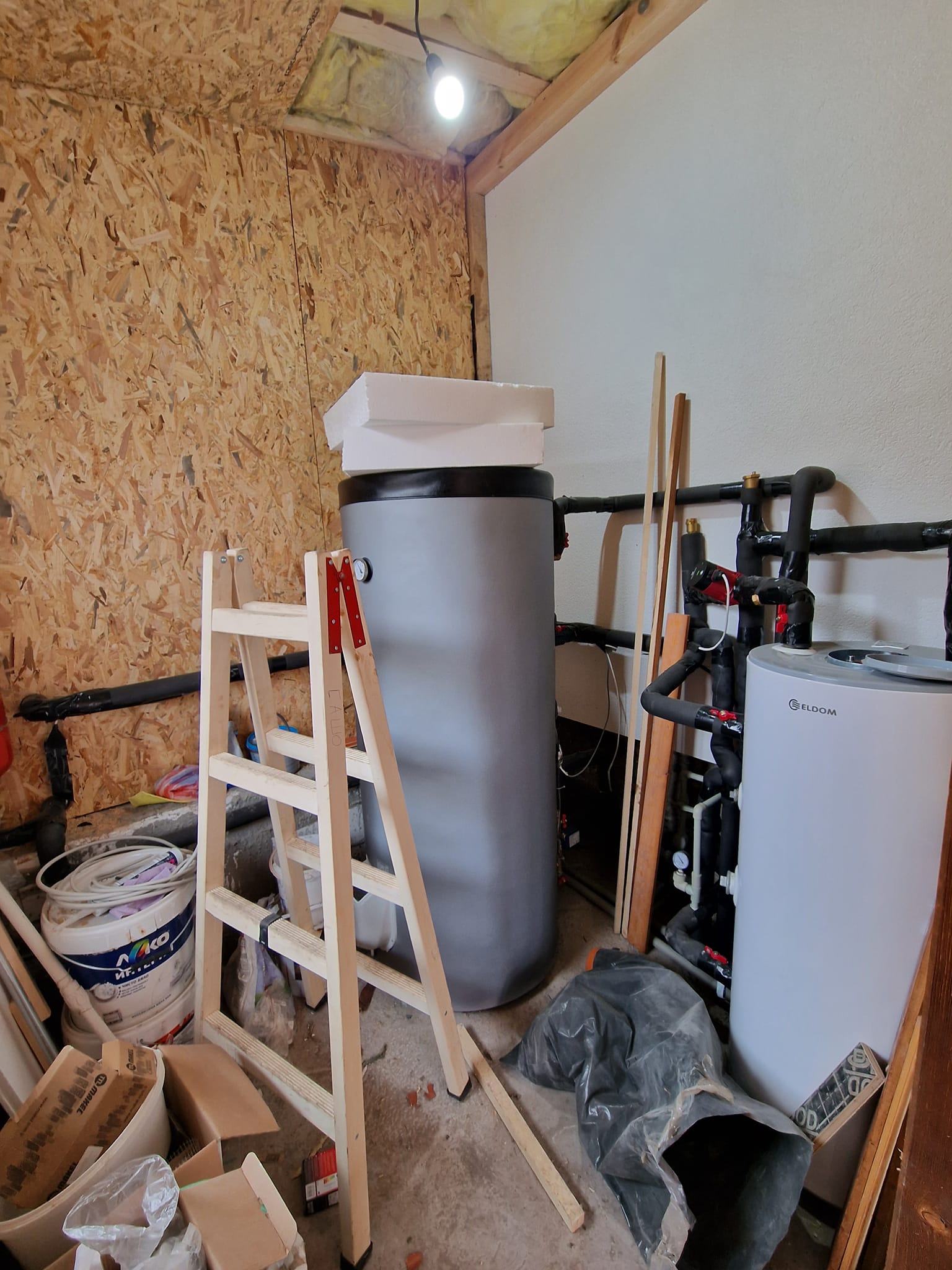 Реновирана триетажна къща с голям двор за продажба в село Баня, район Банско