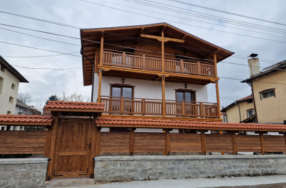 Реновирана триетажна къща с голям двор за продажба в село Баня, район Банско