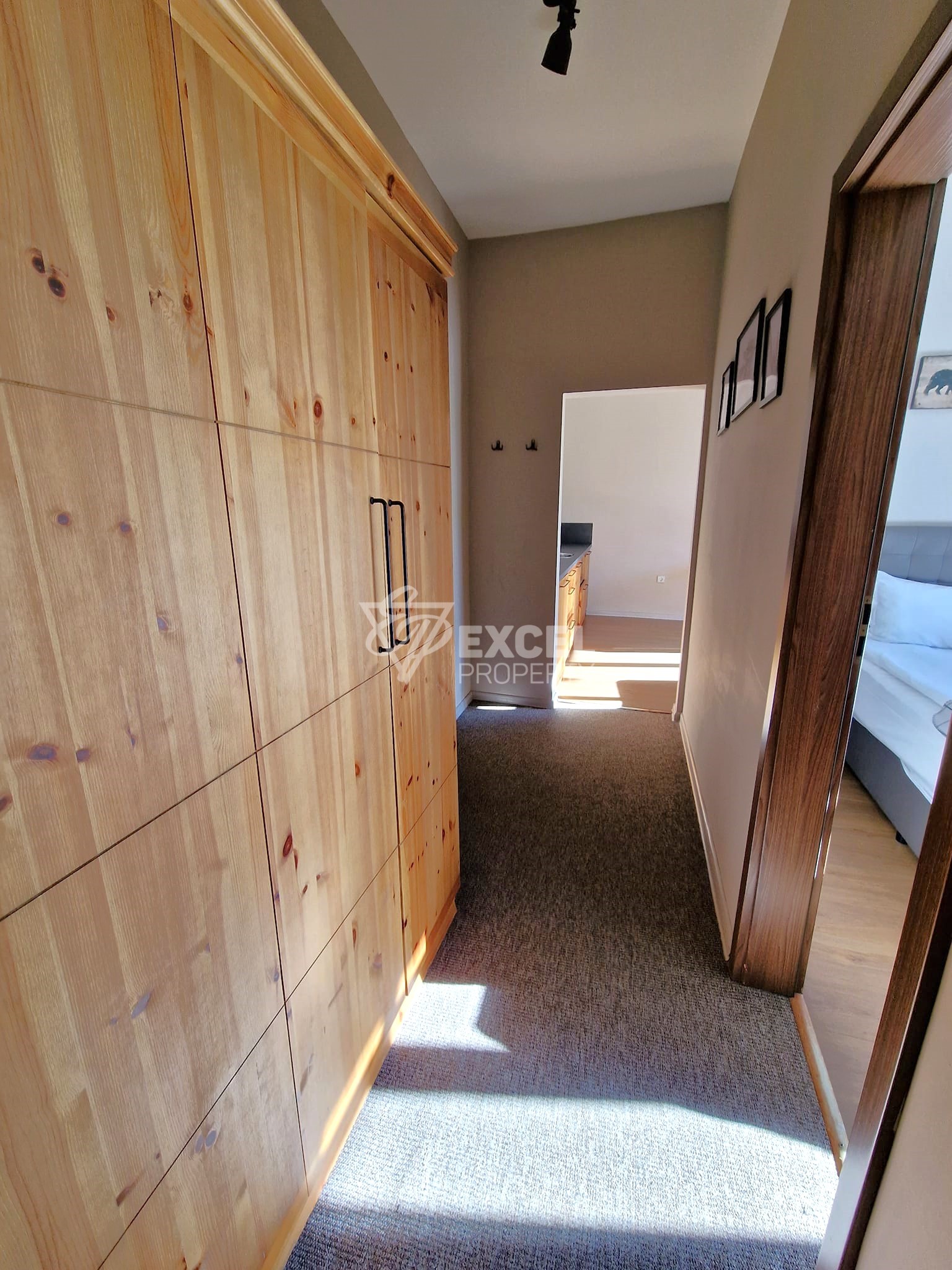 Тристаен апартамент с южно изложение за продажба в комплекс Cornelia, до Pirin Golf