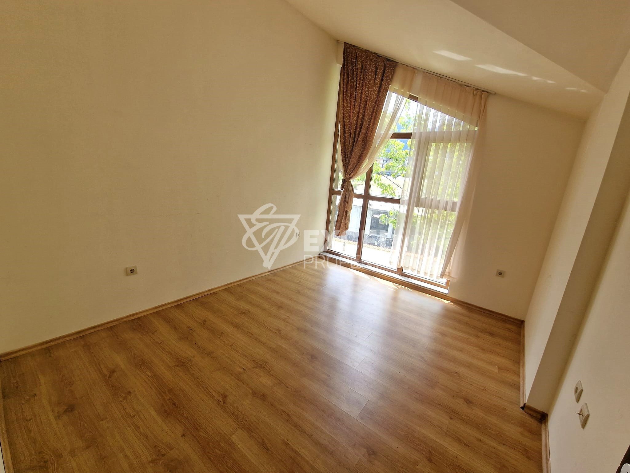 Просторен двустаен апартамент за продажба в Green Wood, район Разлог