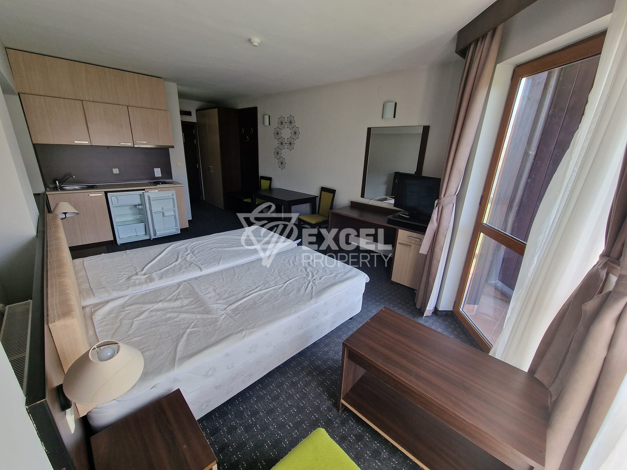 Студио с тераса и планинска гледка за продажба до ски лифта Банско, Guinness Hotel