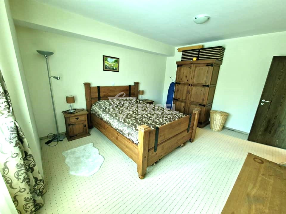 Тристаен апартамент на 100 метра от хотел Кемпински и Ресторант Виктория за продажба в Банско