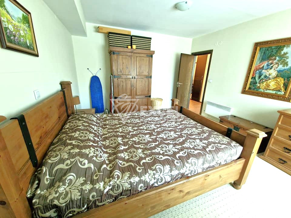 Тристаен апартамент на 100 метра от хотел Кемпински и Ресторант Виктория за продажба в Банско