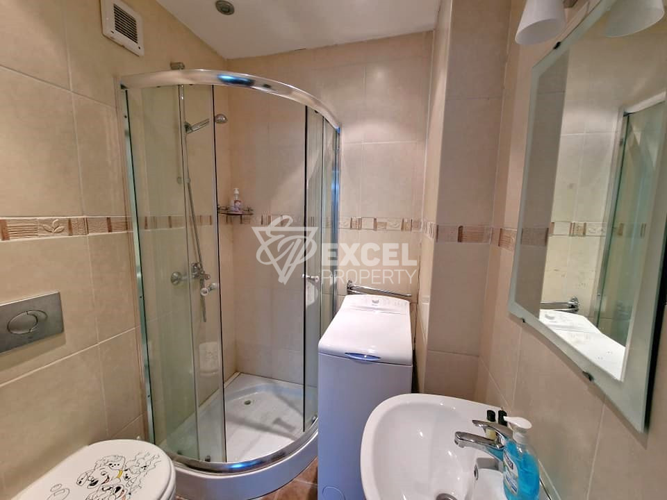 Тристаен апартамент на 100 метра от хотел Кемпински и Ресторант Виктория за продажба в Банско