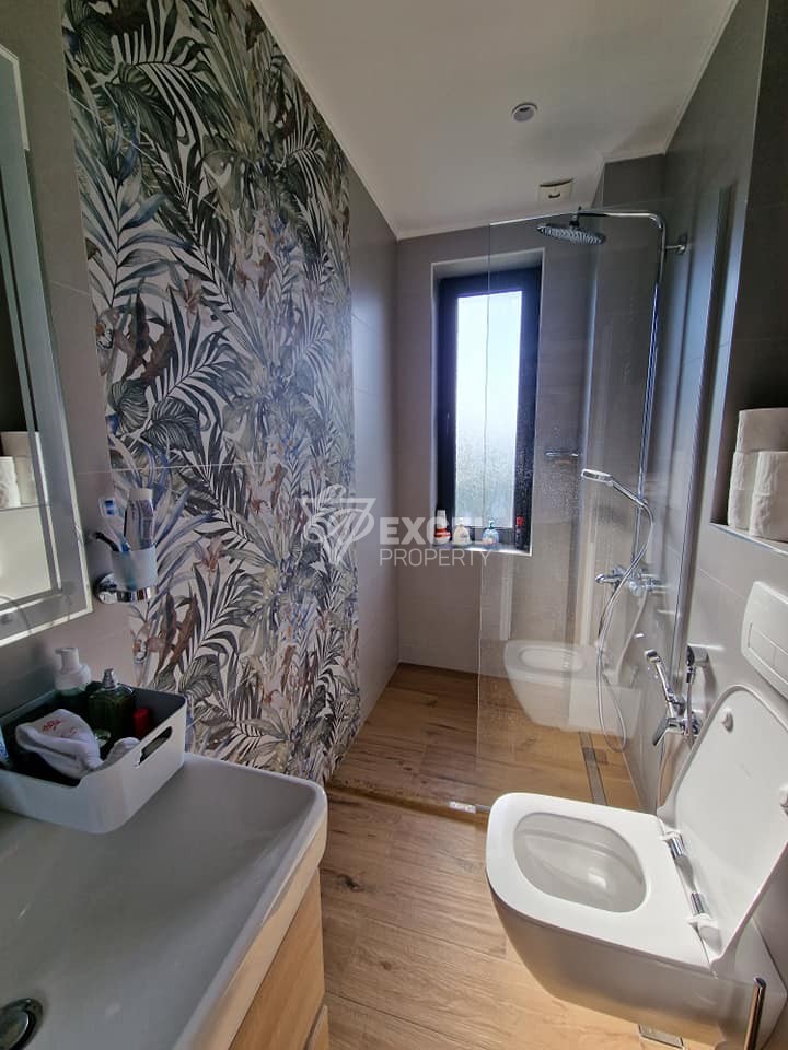 Обзаведена двуетажна къща с двор и спираща дъха гледка към Пирин планина до Разлог и Банско