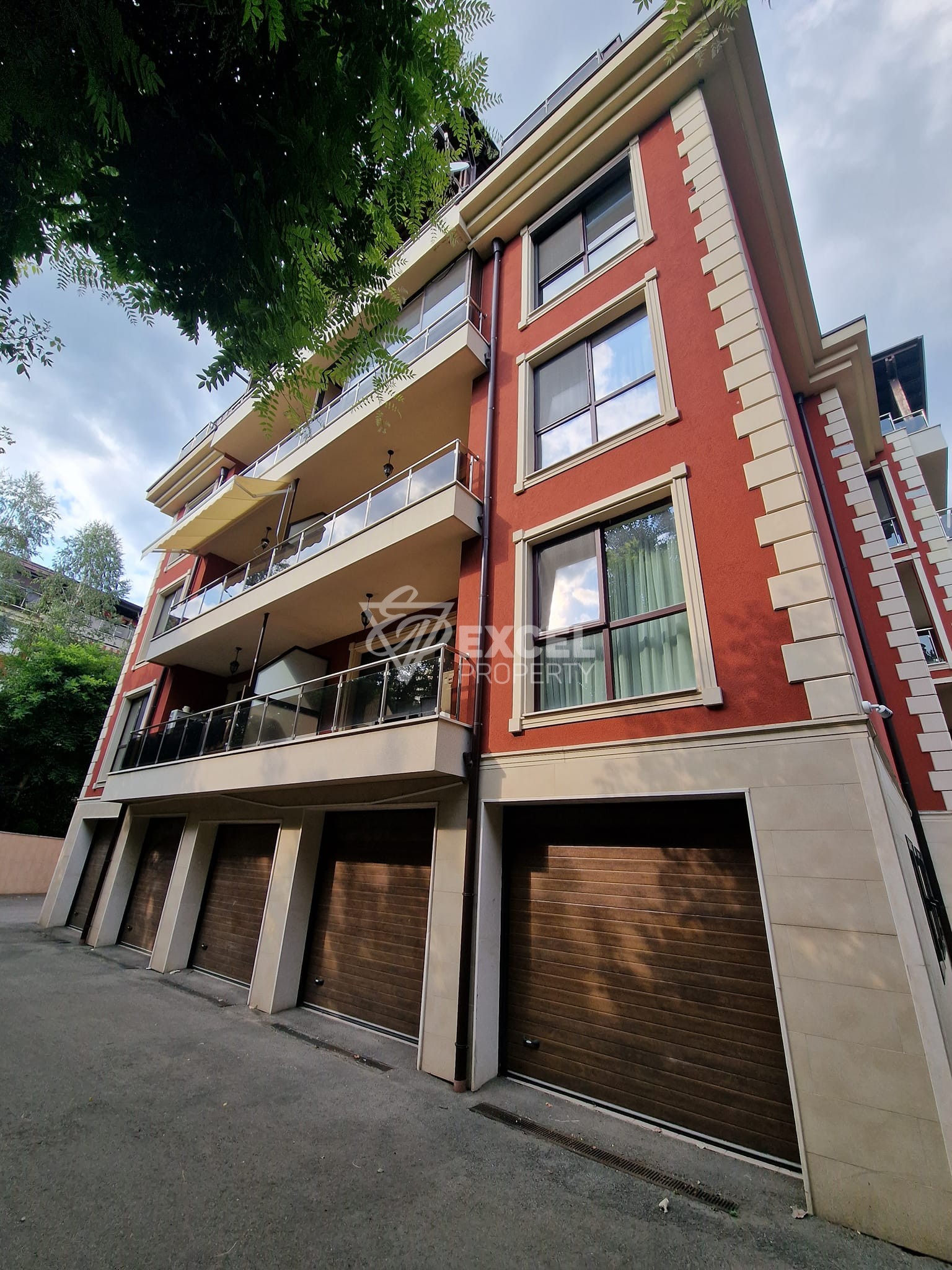 Тристаен апартамент с гараж под наем в комплекс Макси, кв. Витоша, София